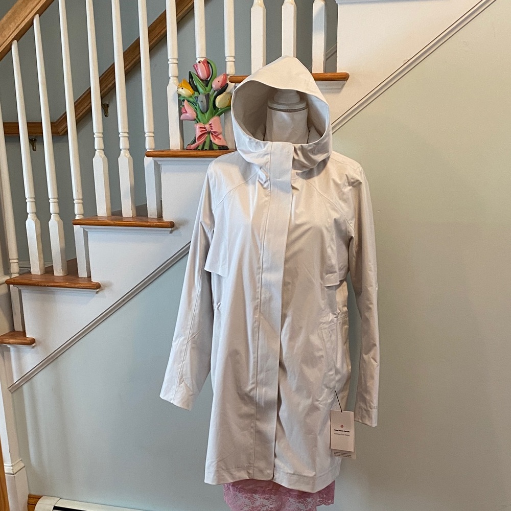 NWT Lululemon Manteau size 12 Rain Rebel Jacket NWT. Rare!